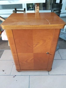 Nähmaschinenschrank mit versenkbarer Naumann Nähmaschine - Bild 1 von 10