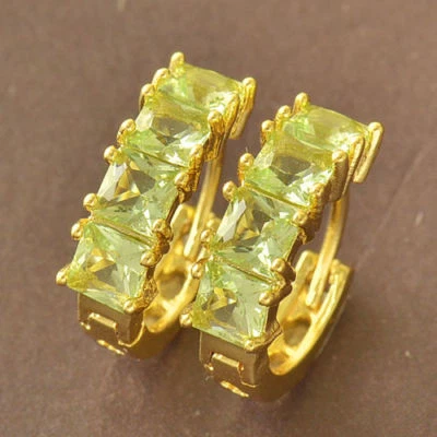 Bonitos Nuevos Pendientes de Aro Huggie Circonita cúbica Corte 4 Cuadrado Verde Manzana Rellenos de Oro Amarillo Foto 1 de 4