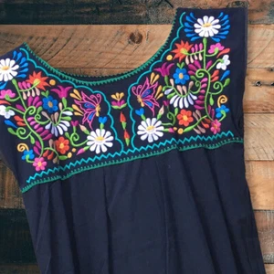 Handgefertigtes mexikanisches Damenkleid mit Blumenstickerei - Midikleid - Größe Medium - Bild 1 von 3