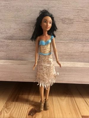 BONECA POCAHONTAS PRINCESA DISNEY com mocassins e saia removível 2022 - Imagem 1 de 4