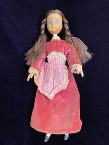Muñeca Uneeda De Colección Hecha en Hong Kong Años 60 Vestido de Terciopelo Rosa y Delantal Estilo Pradera - Imagen 1 de 11