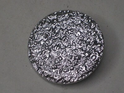 Clip de bufanda de metal pulido rugoso redondo vintage Alemania?  1 3/8" diámetro Foto 1 de 4