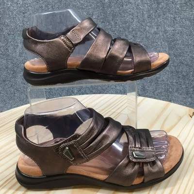 Sandalias artesanales Clarks para mujer 6,5 W Kitly Ave con tiras 261773045 bronce Foto 1 de 4