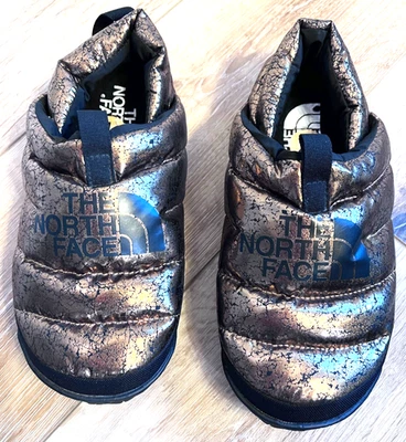 Zapatillas THE NORTH FACE Metálicas Doradas Nuptse Mules Aislamiento Mujer 7 Foto 1 de 4