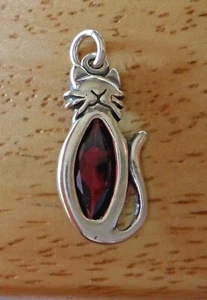 Lindo gato sentado de plata de ley de 22x10 mm con colorido centro rojo para cuerpo encanto - Imagen 1 de 3