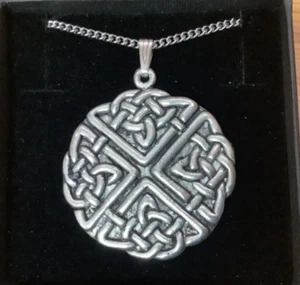 Großer keltischer Knoten Silber Zinn Anhänger an einer Kette - Bild 1 von 3