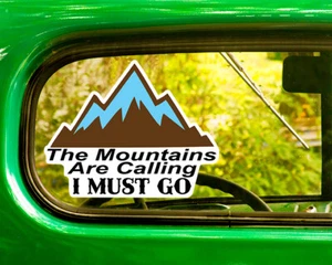 2 DIE BERGE RUFEN AUFKLEBER Sticker Bogo für Auto Fenster Stoßstange Laptop Wohnmobil - Bild 1 von 1