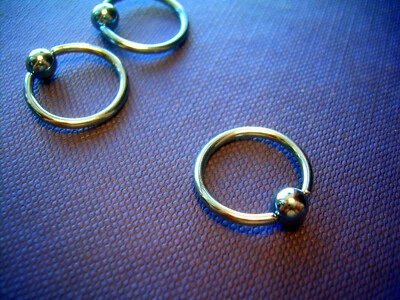 Una pieza. Anillo de cuentas Lt azul titanio anodizado 1/2" 12 mm 14 g pezón oreja tabique BB3 Foto 1 de 2