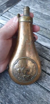 POIRE A POUDRE ANCIENNE EN CUIVRE XIXeS POWDER FLASK SCENE DE CHASSE BON ETAT  - Photo 1/4