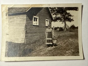 Delantal de mujer cobertizo Hertel Wisconsin de la década de 1930 cubo granja foto instantánea de colección - Imagen 1 de 13