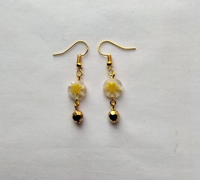 Pendientes colgantes de cuentas Millefiori amarillos transparentes hechos a mano con acento en tono dorado boho chic Foto 1 de 4
