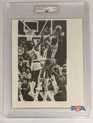Dr. J - Julius Erving - PSA Tipo 1 - vs. Portland - 8x10 blanco y negro original 1980 76ers Foto 1 de 4