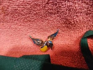 Vintage 80er Jahre "Vogel im Flug" goldfarben gelb mit blauer Emaille Brosche Anstecknadel - Bild 1 von 3