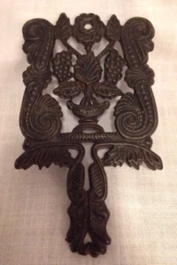 VINTAGE J.Z.H. 1950 TRIVET #8 GRAPEVINE PATTERN FOUR FOOTED BLACK CAST IRON - Picture 1 of 7