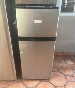 refrigerador con congelador Refrigerador Insignia 4.3 Cup medidas 43” x19” - Picture 1 of 7