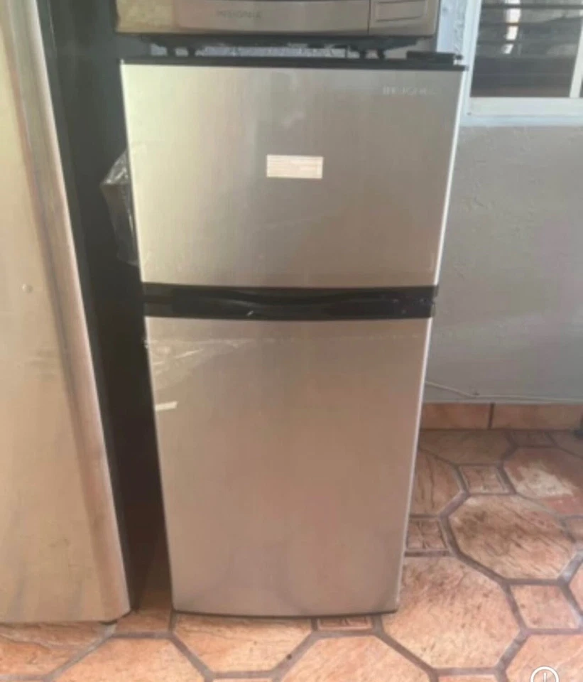 refrigerador con congelador Refrigerador Insignia 4.3 Cup medidas 43” x19”  - Image 1 of 4