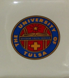 VINTAGE TU UNIVERSITY TULSA COLLEGE SAGGEZZA FEDE SERVIZIO PIATTO CERAMICA ATTLEBORO MESSA - Foto 1 di 4