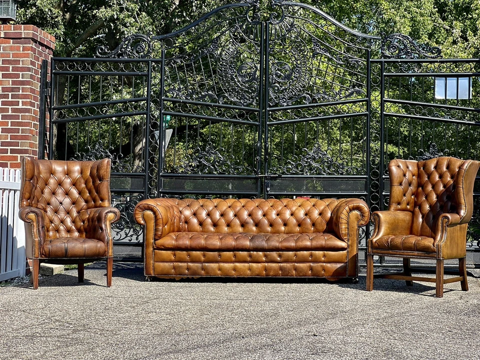 复古 20 世纪 30 年代英国塔夫特皮革切斯特菲尔德沙发和高靠背椅 — 第 1/4 张图片