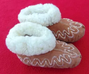 ZAPATILLAS DE PIEL DE OVEJA BORDADAS DE COLECCIÓN ~ NIÑO PEQUEÑO TALLA 3-4 ~ CUERO COLOR TOSTADO - Imagen 1 de 6