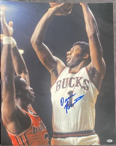 Oscar Robertson Milwaukee Bucks Autographed Auto Signed 16x20 Photo ~ COA - Picture 1 of 4