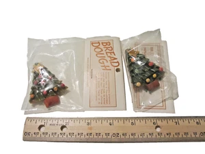 Weihnachtsschmuck: 2 Brotteig geschmückt 2 cm Bäume Made in Ecuador, 1990er - Bild 1 von 3