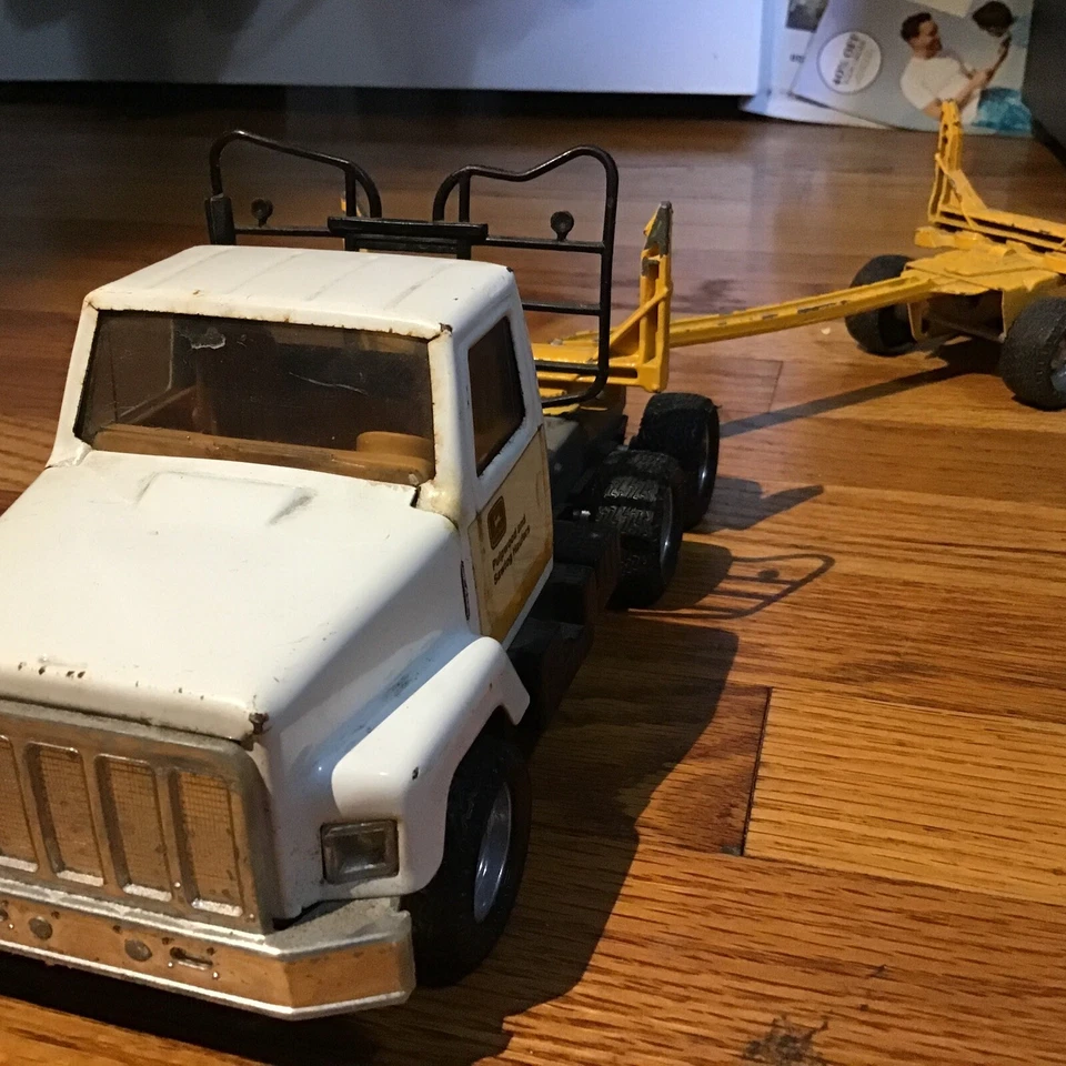 '81 Ertl John Deere тягач для целлюлозных пород и пилов, #3605 - Изображение 1 из 4