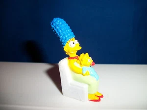 MARGE & MAGGIE SIMPSONS PANINI Figur ITALIENISCH Premium auf COUCH Simpson Figur - Bild 1 von 4