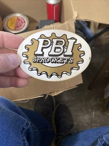 Piñones PBI calcomanía temática motocicleta vintage nuevo stock antiguo - Imagen 1 de 6