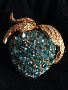 Swarovski Brosche hellblau Kristall Blaubeere Anstecknadel - WUNDERSCHÖN! - Neu - Bild 1 von 2