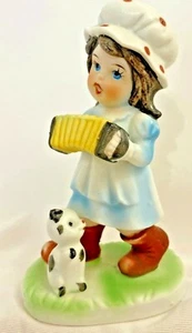 Estatuilla de porcelana niña tocando acordeón de concierto con gatito 4 3/4" t - Imagen 1 de 5