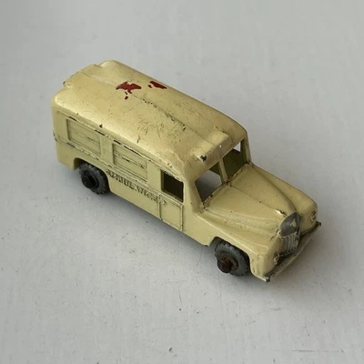 Ambulancia Lesney Matchbox Daimler (49 mm) crema con cruz roja en techo n.º 14 Foto 1 de 4