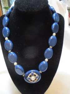 Vintage AVON NRT Dark Blue Navy Blue Lucite Statement Necklace - Picture 1 of 4