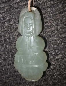 Vintage asiatischer natürlicher geschnitzter Jade Anhänger grüner Jadeit - Bild 1 von 3