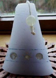 Hübsche lila Pyramidenkerze mit Perlen und "Juwelen" Breite 3 Zoll Höhe 4 Zoll - Bild 1 von 5
