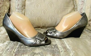  ANDREW GELLER SZ 10 SILVER METALLIC LEATHER 3.5" WEDGE PEEP TOE SHOE/TOP BUCKLE - Picture 1 of 5