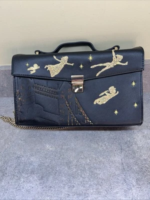Cartera Danielle Nicole Peter Pan Flying to Neverland London Scene Gold Glitter Foto 1 de 4