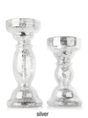 Juego de 2 candelabros Winter Lane iluminados con acabado de vidrio de mercurio plateados Foto 1 de 2