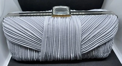 Cartera Sondra Roberts gris plisada satinada con cierre de gema de gran tamaño y correa de cadena Foto 1 de 4