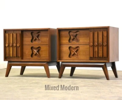 Mesitas de noche de mediados de siglo de nogal - un par Foto 1 de 4