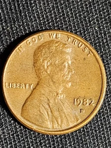 1982 D Penny Errors Struck Off Center, Letters On Rim, Close AM, 3.1 g, (VF) - Picture 1 of 13
