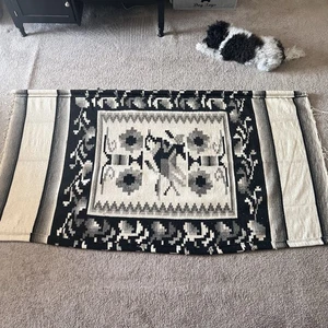 "Alfombra ilustrada navajo tejida a mano de colección años 40 79x44,5"" blanca/crema/negro/gris" - Imagen 1 de 13
