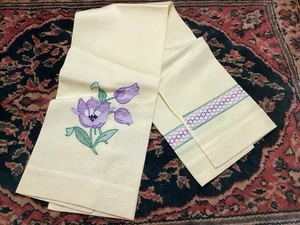 VINTAGE GELBES LEINEN HANDBESTICKT LILA BLUMENDESIGN HANDTUCH NOS - Bild 1 von 10