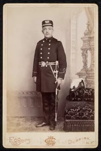 Guerre indiane DOTTORE (?) in abito uniforme con SPADA, CAPPELLO E PENNACCHIO scheda armadio c1896 - Foto 1 di 2