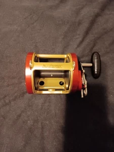 Penn 113HLW Highspeed 4/0 mit präzisem Rahmen & Seitenplatten breite Aluminiumspule  - Bild 1 von 6