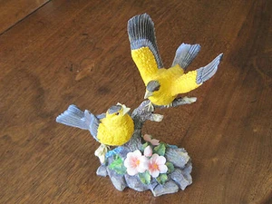 PÁJAROS NEGROS Y AMARILLOS ARTÍSTICAMENTE DETALLADOS DE COLECCIÓN ENCARAMADOS EN BASE DE RAMA DE ÁRBOL - Imagen 1 de 12