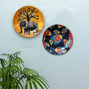 Plato Decorativo De Cerámica 3D Madhubani Para Pared Y Mesa Con Soporte 2 Pzs - Imagen 1 de 5