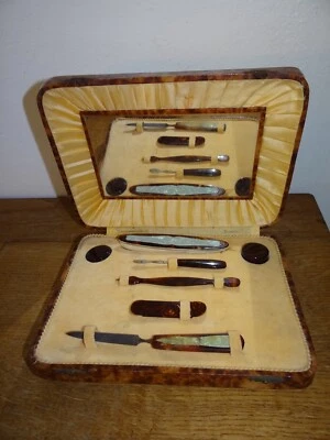 Joli petit Coffret de Manucure en Ecaille ou Bakélite vers 1930/50 - Photo 1/4