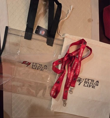 Sacola e cordões de plástico reutilizáveis Tampa Bay Buccaneers It’s a Bucs Life Clear - Imagem 1 de 3