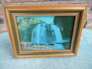 VINTAGE GERAHMT BELEUCHTET MIT SOUND WASSERFALL TISCHBILD. " 9,5"" x 12"" - Bild 1 von 9