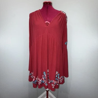 Mini Vestido Free People Te Amo Rojo Floral Bordado Gran Tamaño Acampanado Pequeño Foto 1 de 4